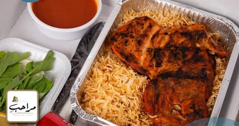 وجبة مندي الدجاج مع لبن أو مشروب غازي