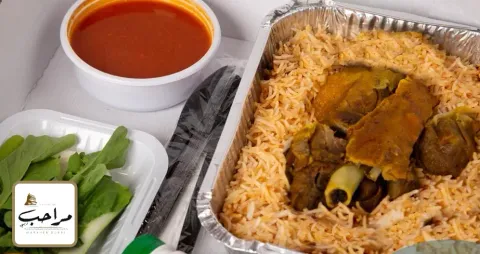 وجبة مندي اللحم مع لبن أو مشروب غازي