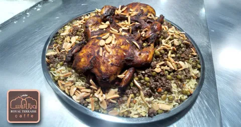 صينية أوزي مدخن مع دجاج محمر ( 2 دجاجة + زبادي مع خيار ) تكفي 4 أشخاص 