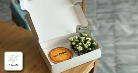 Mini cake box 
With the possibility of writing on the cake (choose the color upon request)