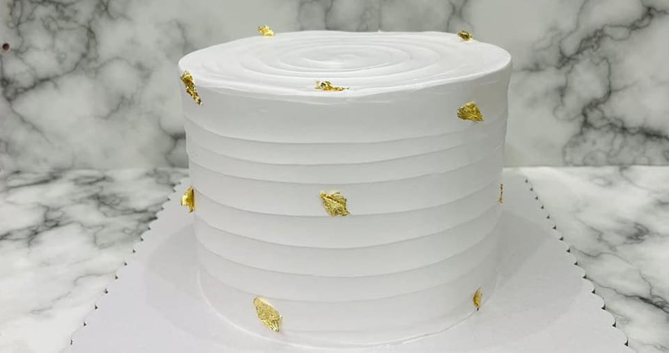 كيكة المناسبات الحلوة ( 6 إنش ) المغطاة بالكريمة
3 طبقات ميكس ( رد فيلفت - شوكولاتة - فانيليا )