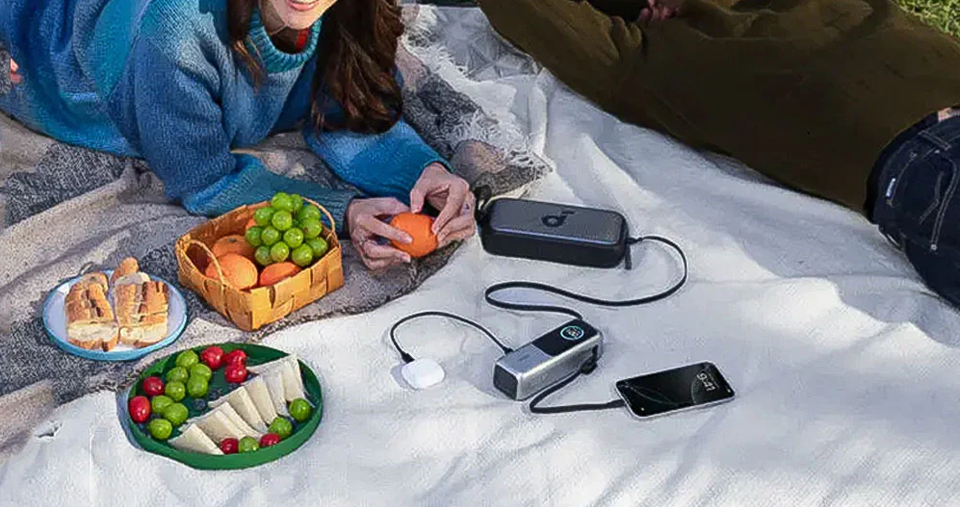 باور بانك بمنفذ USB ومنفذ Type-C بقدرة شحن سريع 165 واط مع سعة 25000 مللي أمبير مزود بكابلين مدمجين من نوع Type-C – اللون: أسود من أنكر