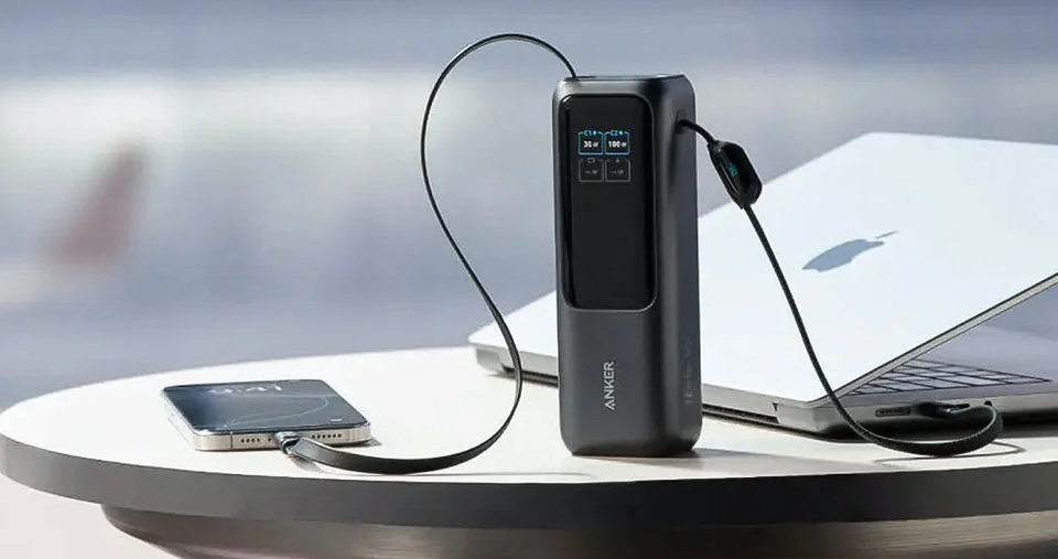 باور بانك بمنفذ USB ومنفذ Type-C بقدرة شحن سريع 165 واط مع سعة 25000 مللي أمبير مزود بكابلين مدمجين من نوع Type-C – اللون: أسود من أنكر