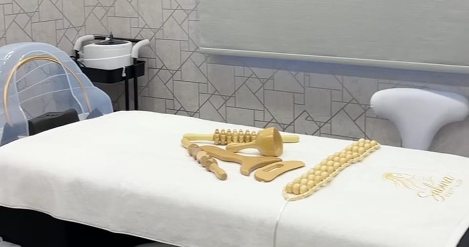 جلسة الجمال ( خلطة طبيعية للشعر + بديكير ومنيكير + صبغ أظافر + سشوار )