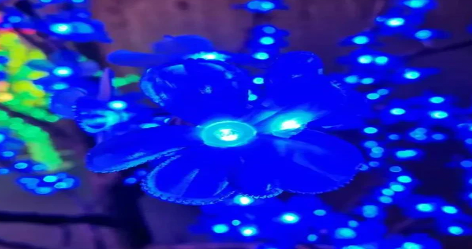 شجرة أزهار كرز LED كريستالية متلألئة متعددة الألوان – شجرة ديكور مقاومة للماء مع أوضاع ألوان متعددة