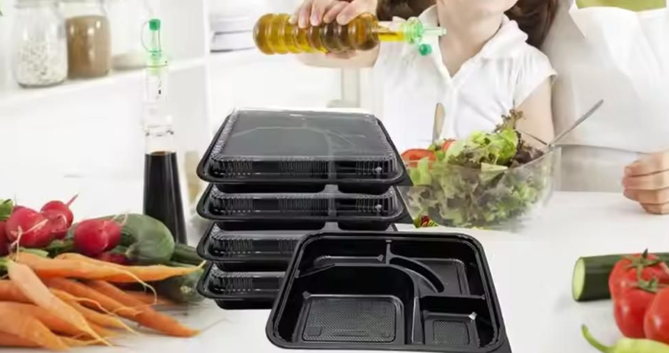حاوية طعام بلاستيكية للاستعمال مرة واحدة مكونة من 5 أقسام مع غطاء - 26.5 × 20.5 × 5 سم