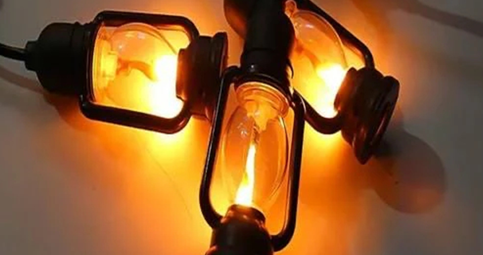 سلسلة أضواء LED تعمل بالطاقة الشمسية بتأثير اللهب مع 4 أوضاع وطول 6 متر مـزود بـ 10 مصابيح كابل مطاطي مقاوم للماء بقـدرة 1.35 واط مع بطارية بسـعة 1200 مللي لفناء الحديقة والشرفة وديكور الحفلات