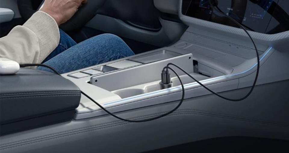 شاحن سيارة مع منفذ Type-C ومنفذ USB-A بقوة 30واط مع كيبل Type-c و Lightning من أنكر