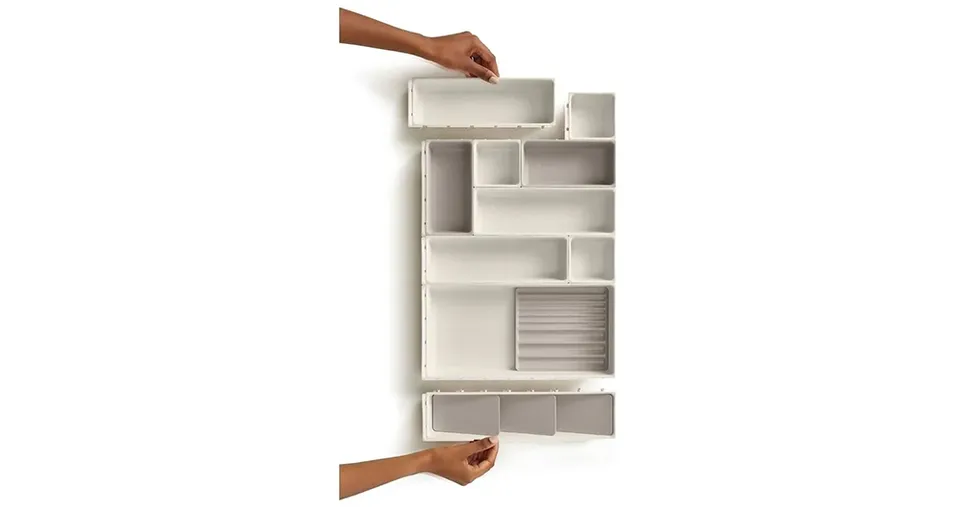 منظم مكياج معياري مكوّن من 12 قطعة مع أقسام قابلة للتخصيص وحامل فرش، بمقاس 62 × 35.2 × 5 سم
